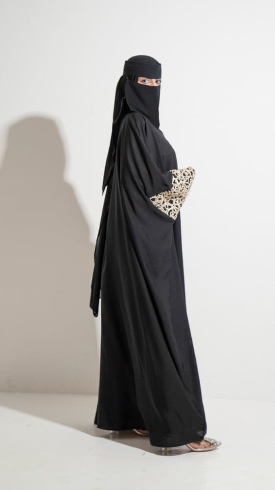 عباية بشت اكمام مطرزة ذهبي