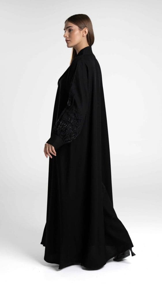 عباية سوداء بياقة وبأكمام مطرزة بشك