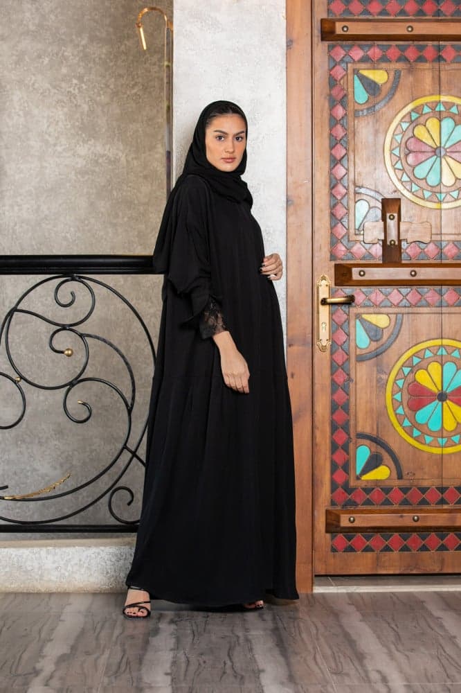 عبايه بكسرات سفليه و كم دانتيل