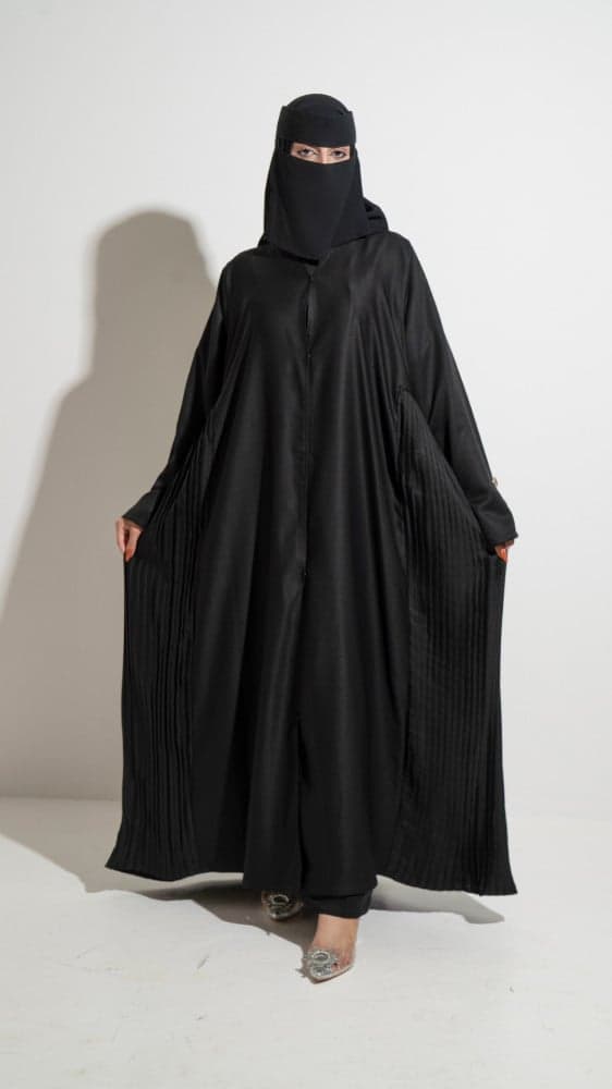 عباية سوداء بقصة جانبية
