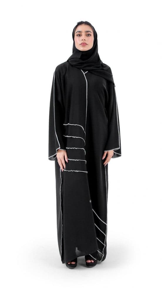 عباية سوداء فخمة بخطوط بيضاء