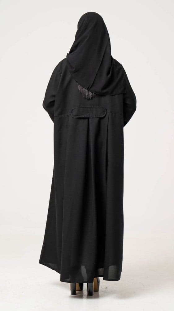 عباية بأزرار فخمة