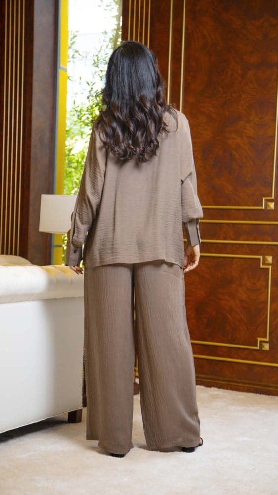 طقم قميص وبنطلون بيج غامق