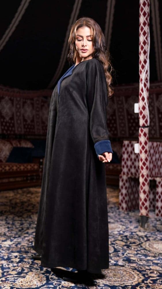 عباية شامواه سوداء مع كم كحلي