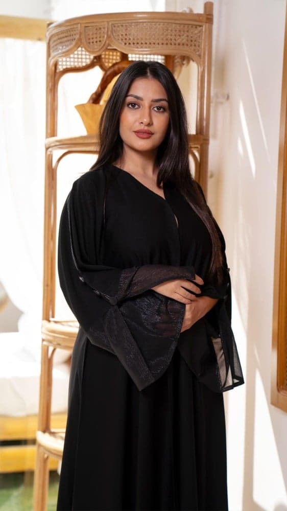 عباية باكمام لامعه مع الطرحة