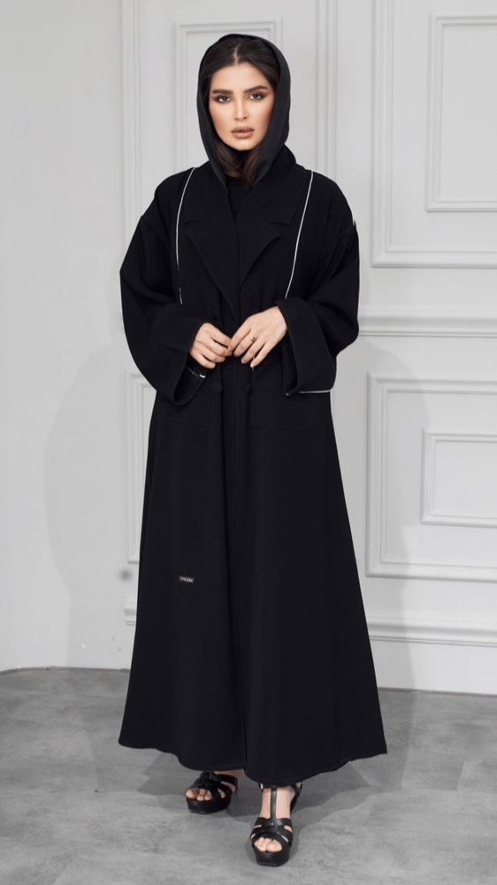 عباية شتوية بحواف بيضاء وجيوب