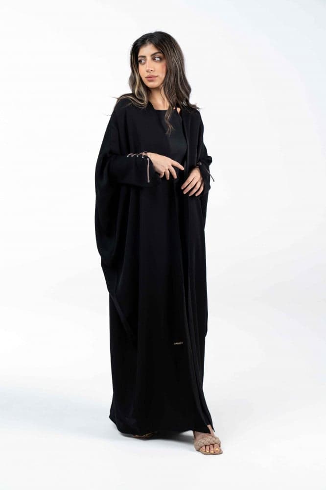 عباية سوداء بربطة اكمام بيج