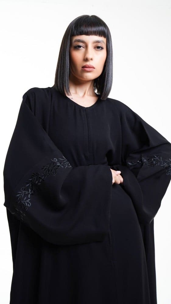 عباية بتطريز اسود من منتصف الاكمام