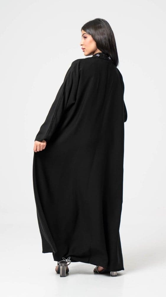 عباية بياقة مطرزة