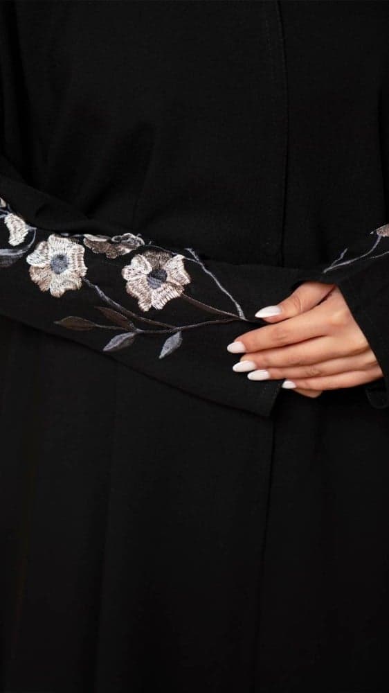 عباية بتطريز ورد ملون على الاكمام