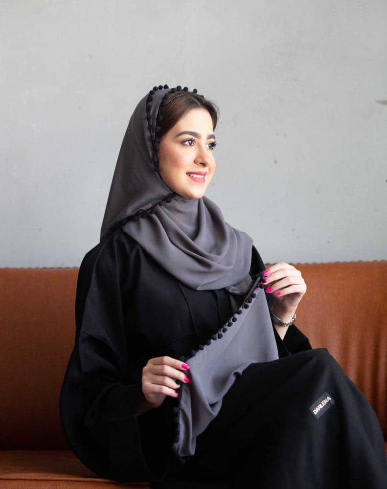 طرحه رمادي بكلفة أسود