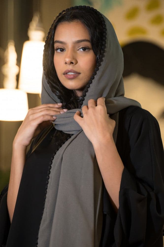 طرحة رمادي بكلفة سوداء