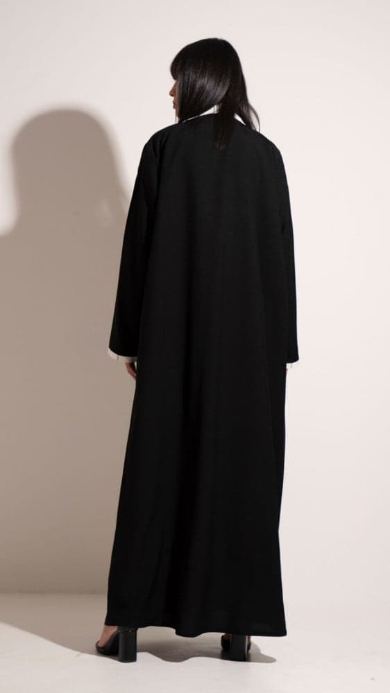 عباية رسميه بقطعة مشبوكه فيها مقلمه