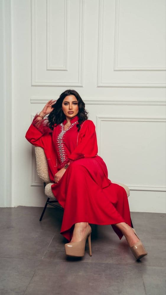 جلابية حمراء باكمام ريش