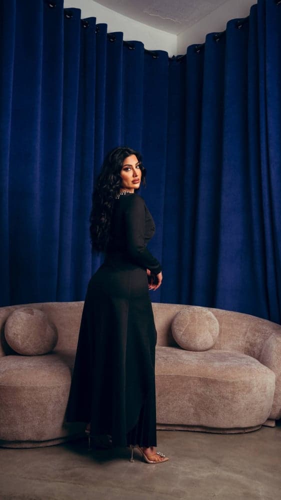 فستان سهرة اسود بقصة مكسرة