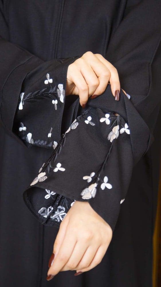 عباية مع 3 اكمام مطرزة