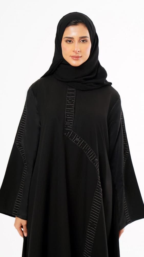 عباية مزينة بإزرة قماشية وتقليمات