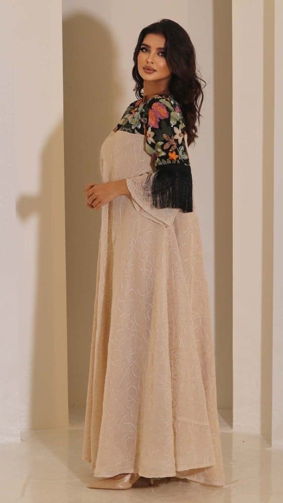 جلابية مطرزه بهدب فخم على الاكمام