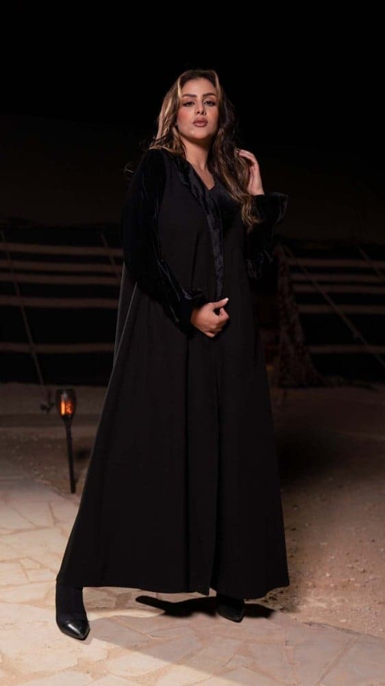 عباية شتوية بياقه واكمام قطيف