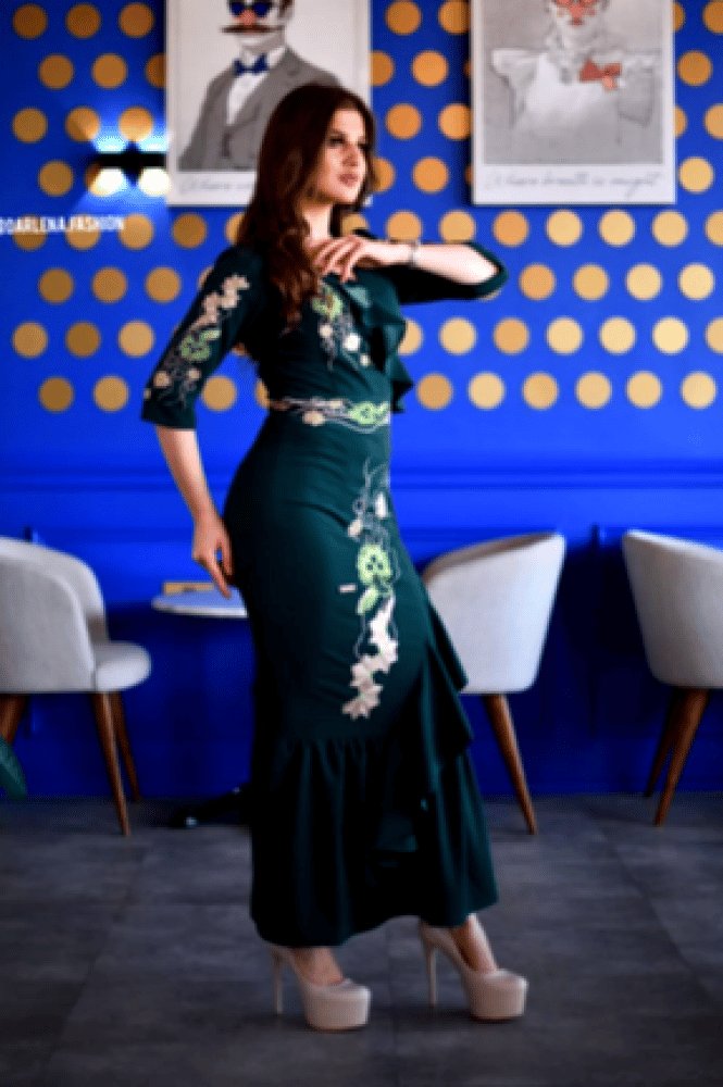 فستان زيتي مطرز بتصميم كلاسيك