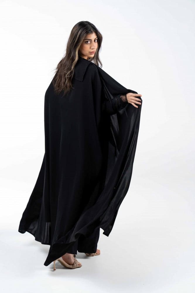 عباية بياقة طويلة واكمام تل منقط