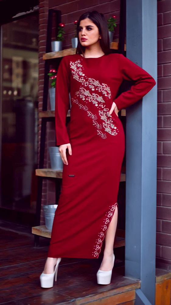 فستان مطرز ذهبي