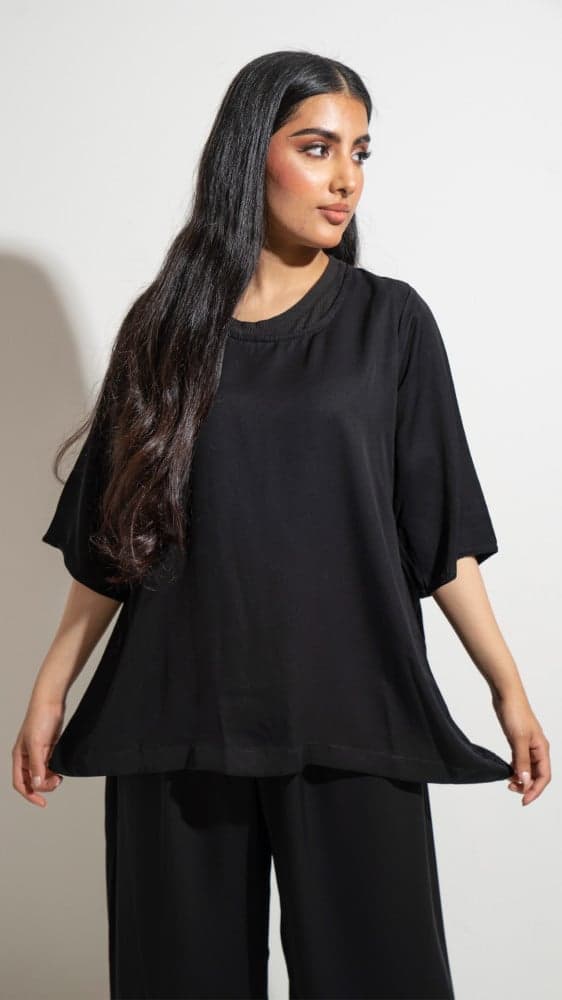 عباية ببنطلون وبلوزة