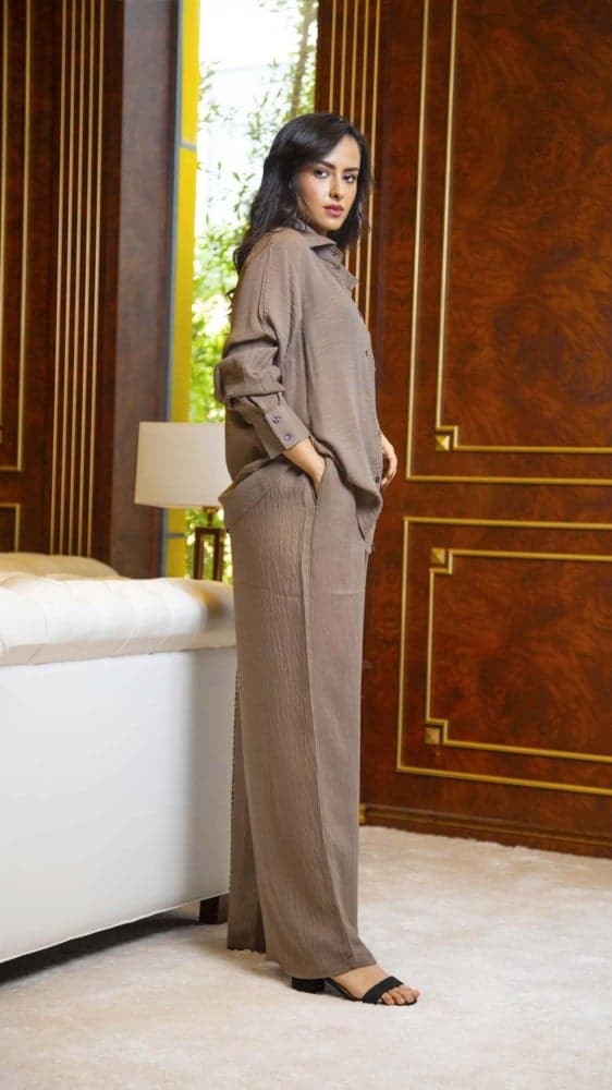 طقم قميص وبنطلون بيج غامق