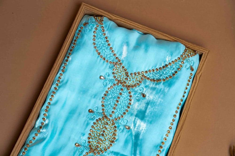 مخور بلون سماوي مطرز بذهبي