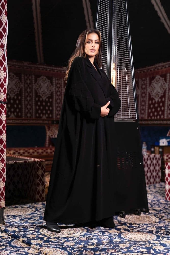 عباية بياقة رسمية باكمام معينات