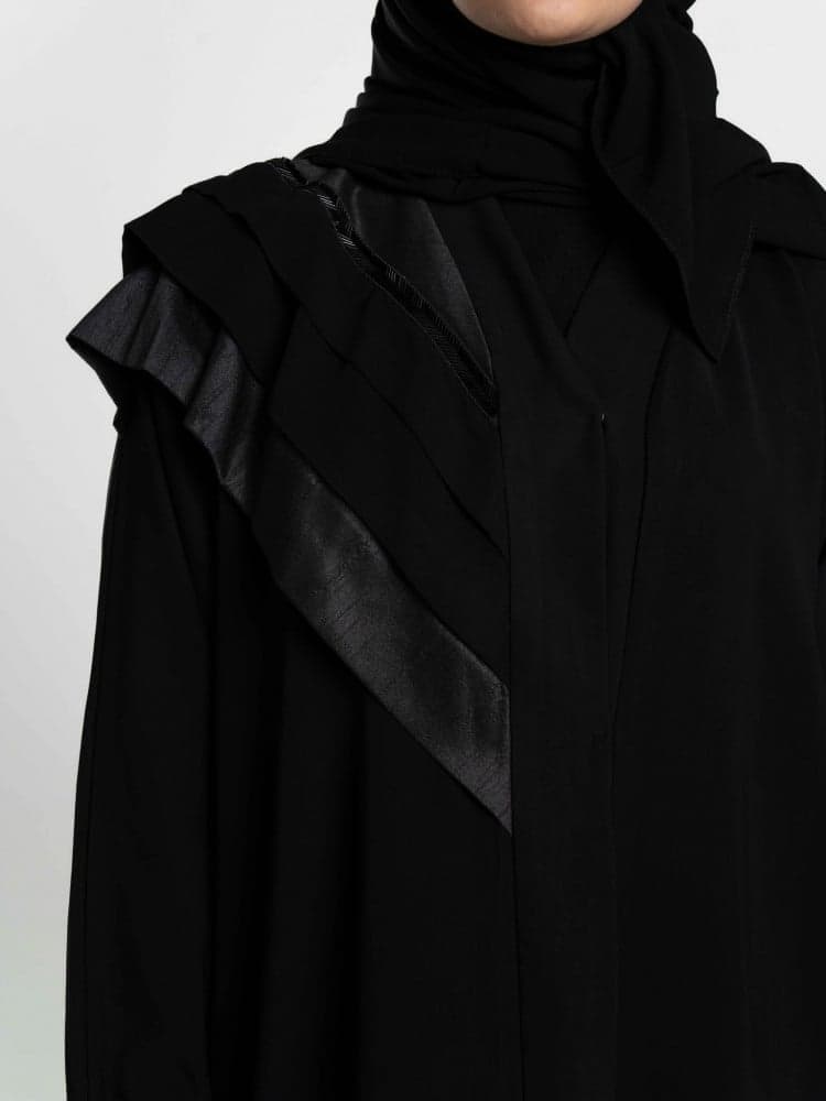 عباية بقصة اكتاف مميزة