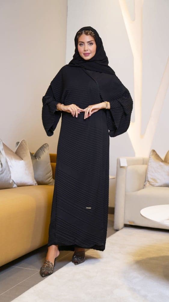 عباية بتكسيرات ناعمه