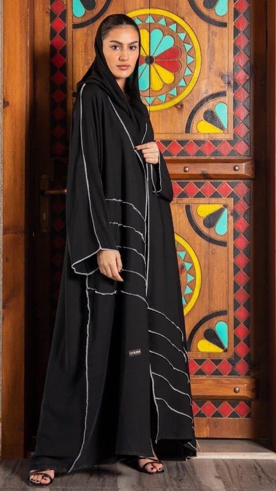 عبايه بخطوط بيضاء