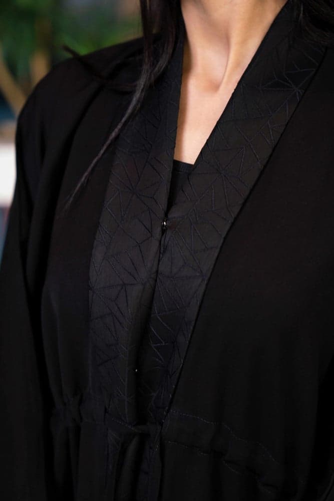 عباية برباط على الخصر