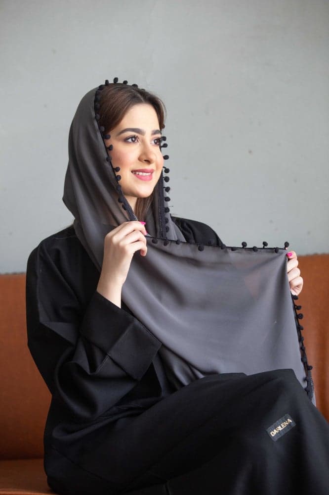 طرحه رمادي بكلفة أسود