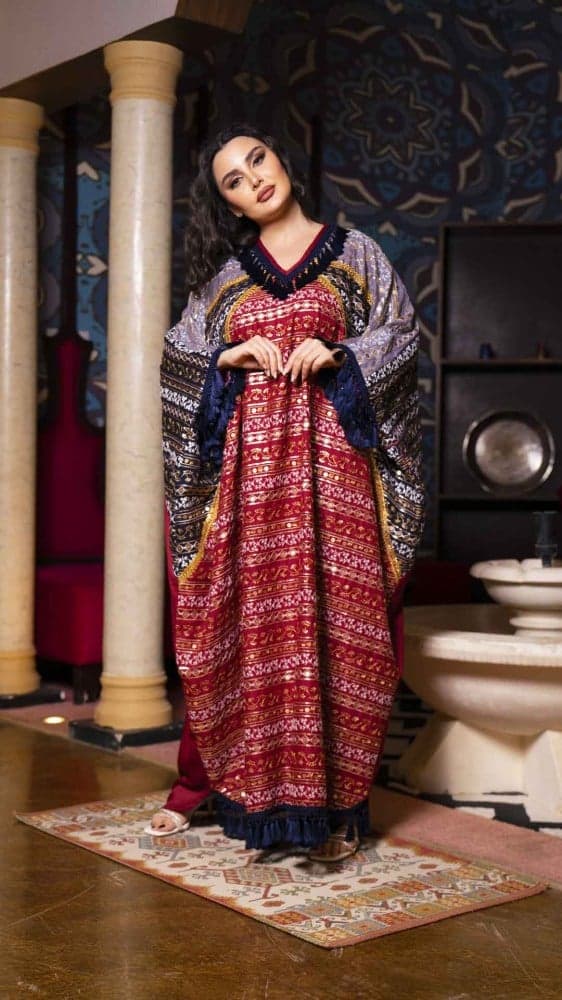 جلابية مطرزة بقصة واسعة