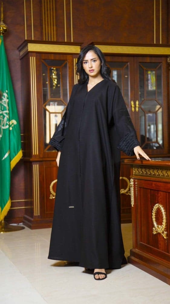 عباية باكمام مطرزه ومثنيه