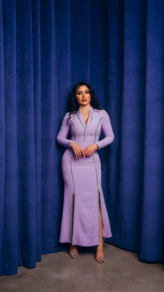 فستان بنفسجي بفتحة ظهر