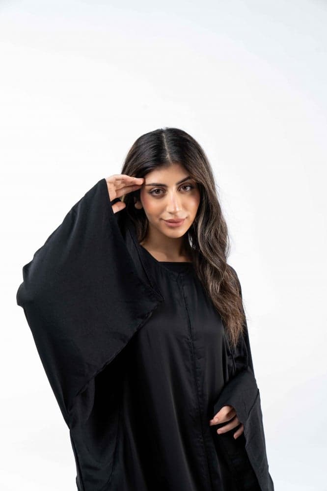 عباية بقصة اكتاف واسعه