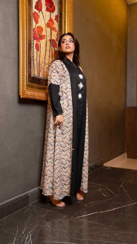 جلابية بطبعات من الجانين وتطريز فخم