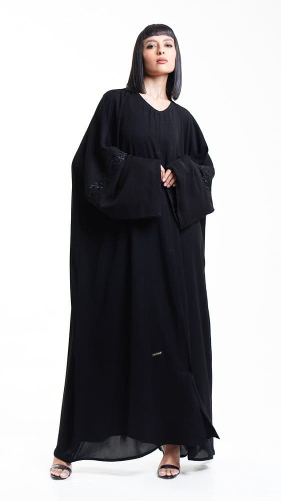 عباية بتطريز اسود من منتصف الاكمام
