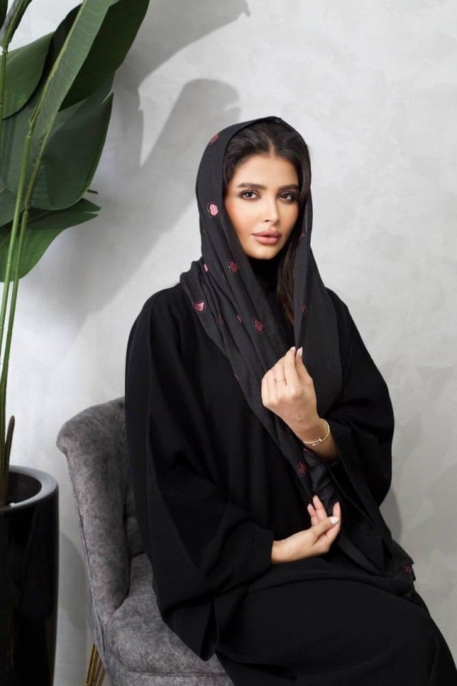 طرحة بلون اسود مطرزه بقلوب وردي