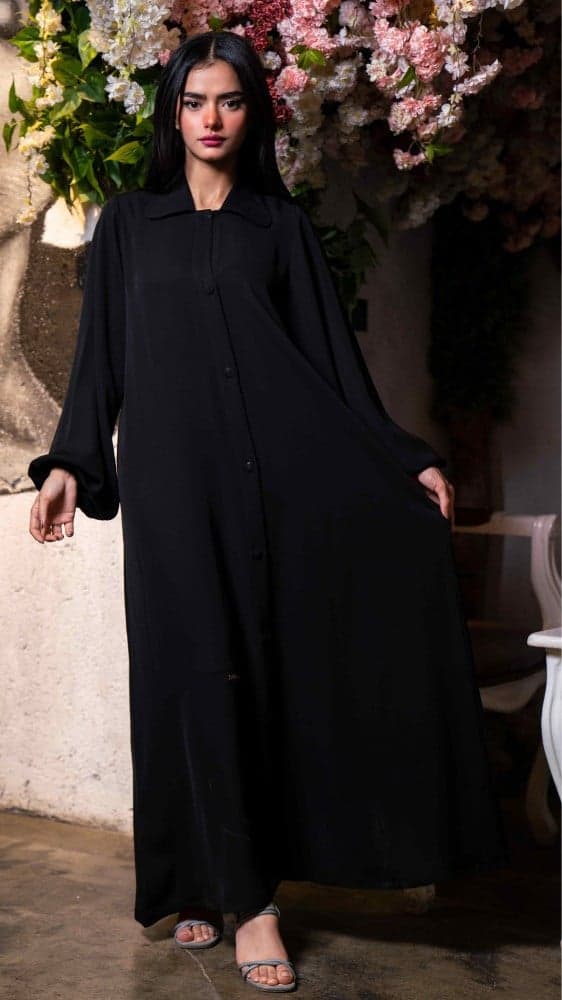 عبايه تقفل بأزرة قماش و كم مطاط