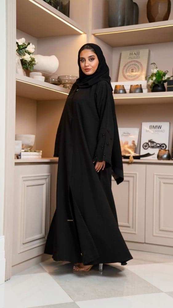 عباية باكمام مطرزة بورد