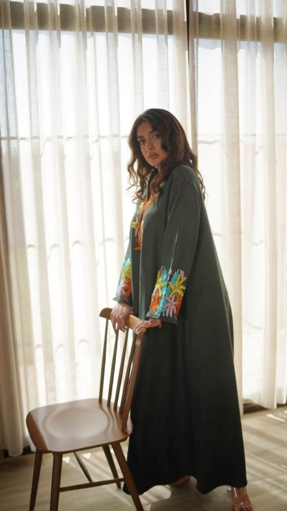 جلابية شتوية بلون زيتي