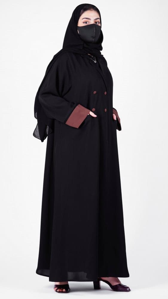 عبايه جاكيت مزينه باللون البني ولها جيوب