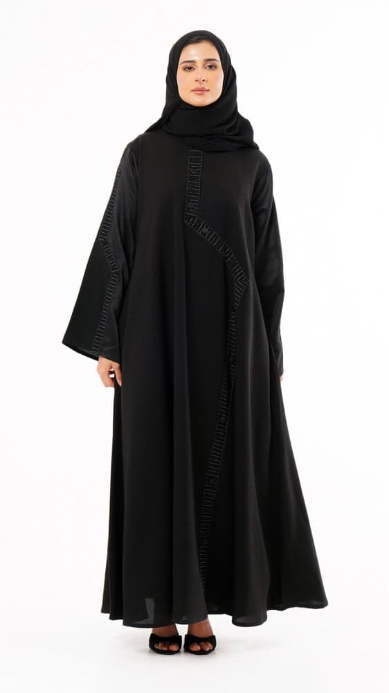 عباية مزينة بإزرة قماشية وتقليمات