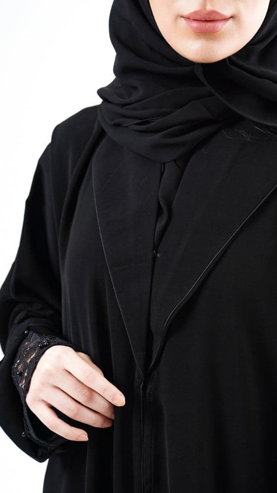 عباية باكمام دانتيل مزينة بلولو اسود