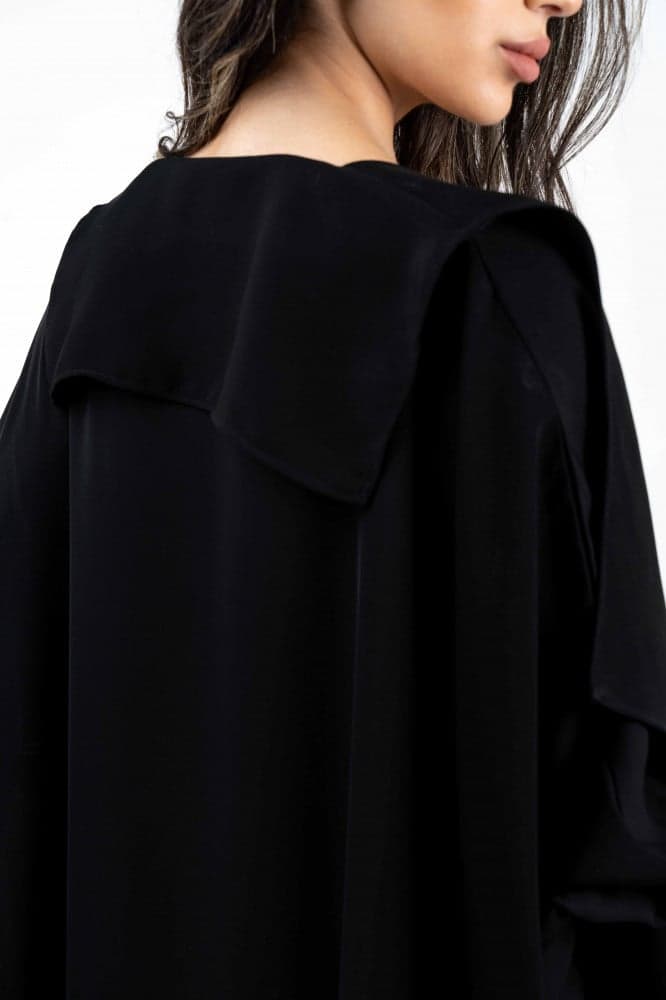 عباية بياقة طويلة واكمام تل منقط