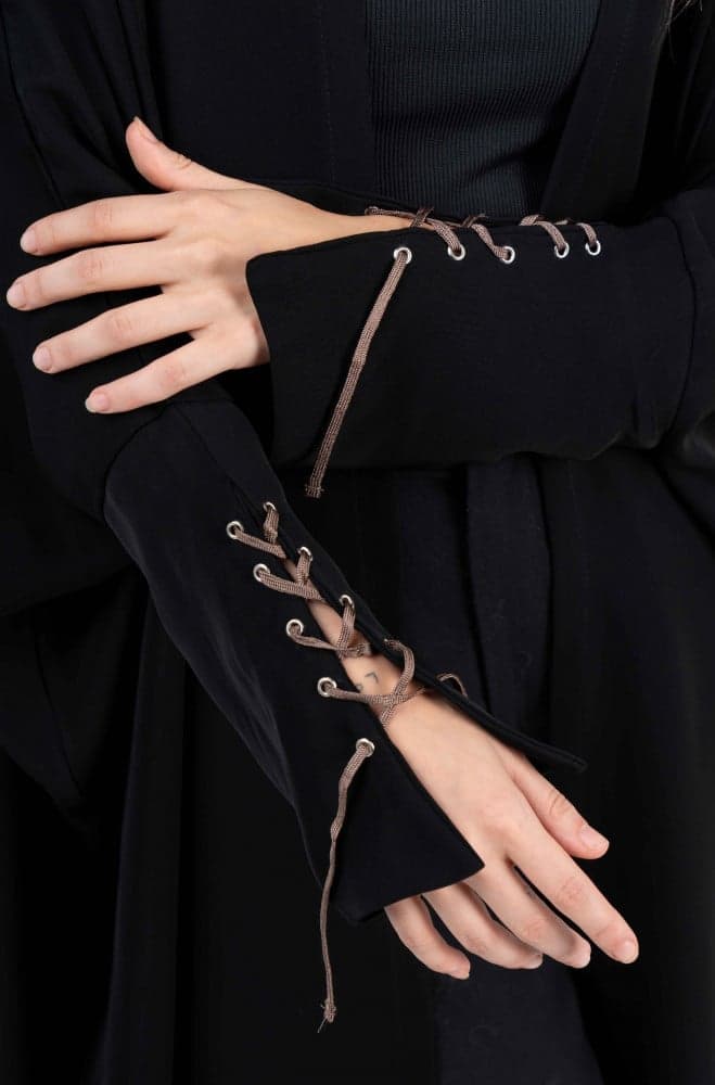 عباية سوداء بربطة اكمام بيج